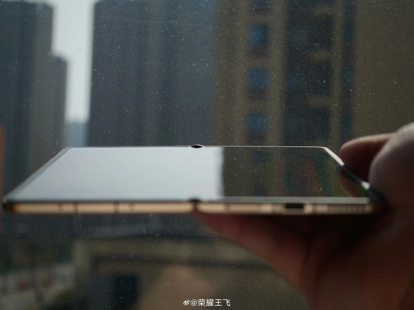 Honor Executive Flaunts Magic V6’s Near-Invisible Fold Crease