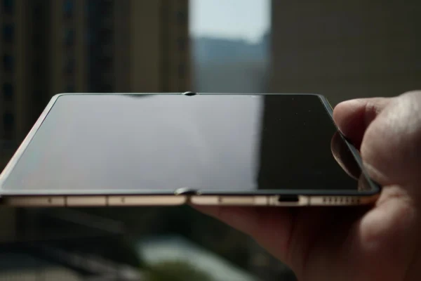 Honor Executive Flaunts Magic V6’s Near-Invisible Fold Crease