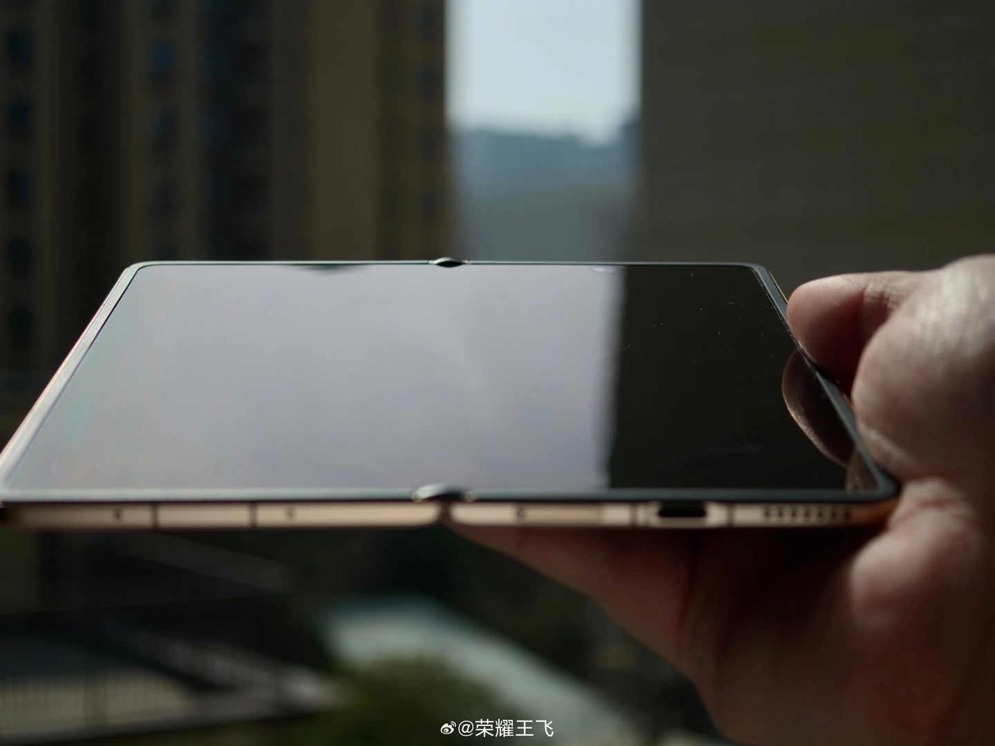 Honor Executive Flaunts Magic V6’s Near-Invisible Fold Crease