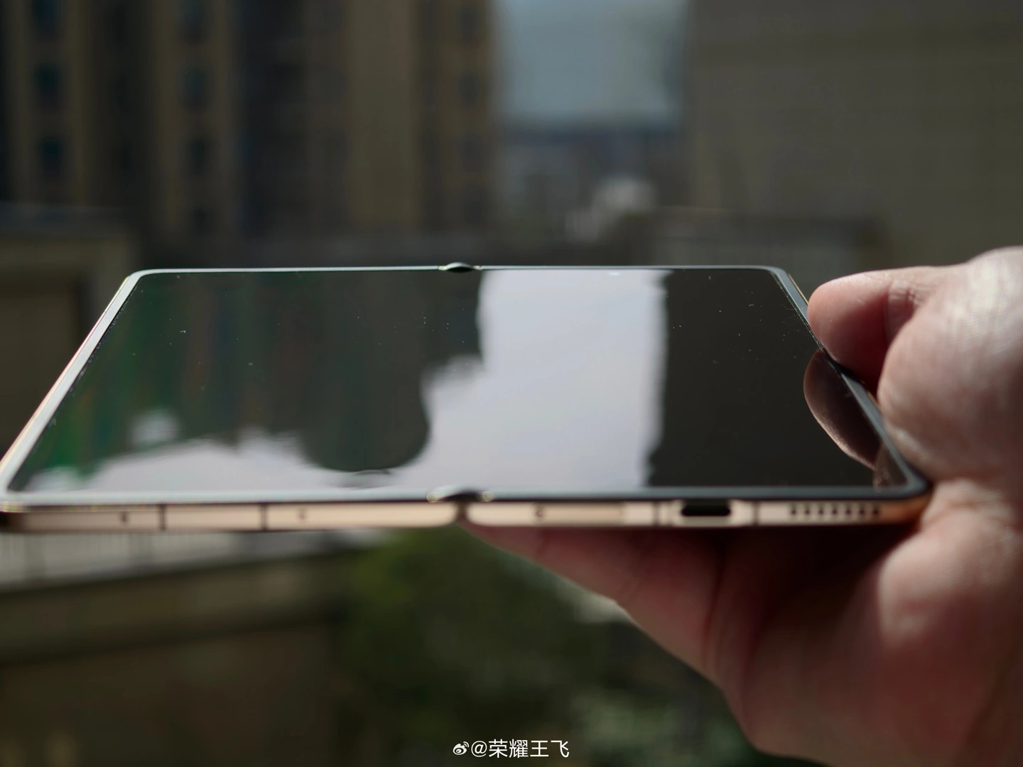 Honor Executive Flaunts Magic V6’s Near-Invisible Fold Crease