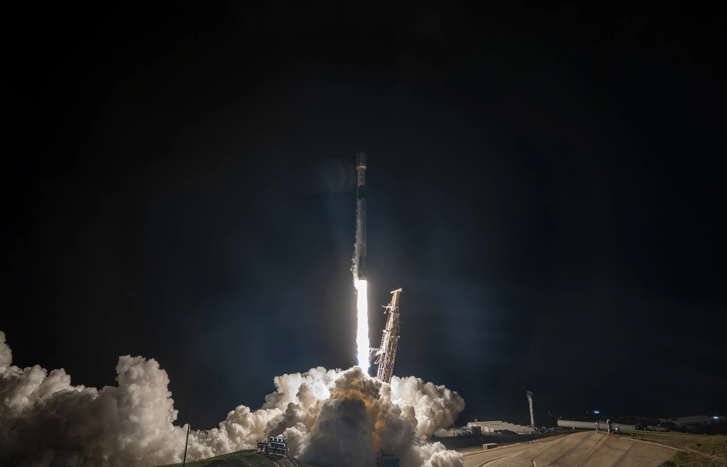 SpaceX Falcon 9 Rocket Completes 33rd Flight to Moon